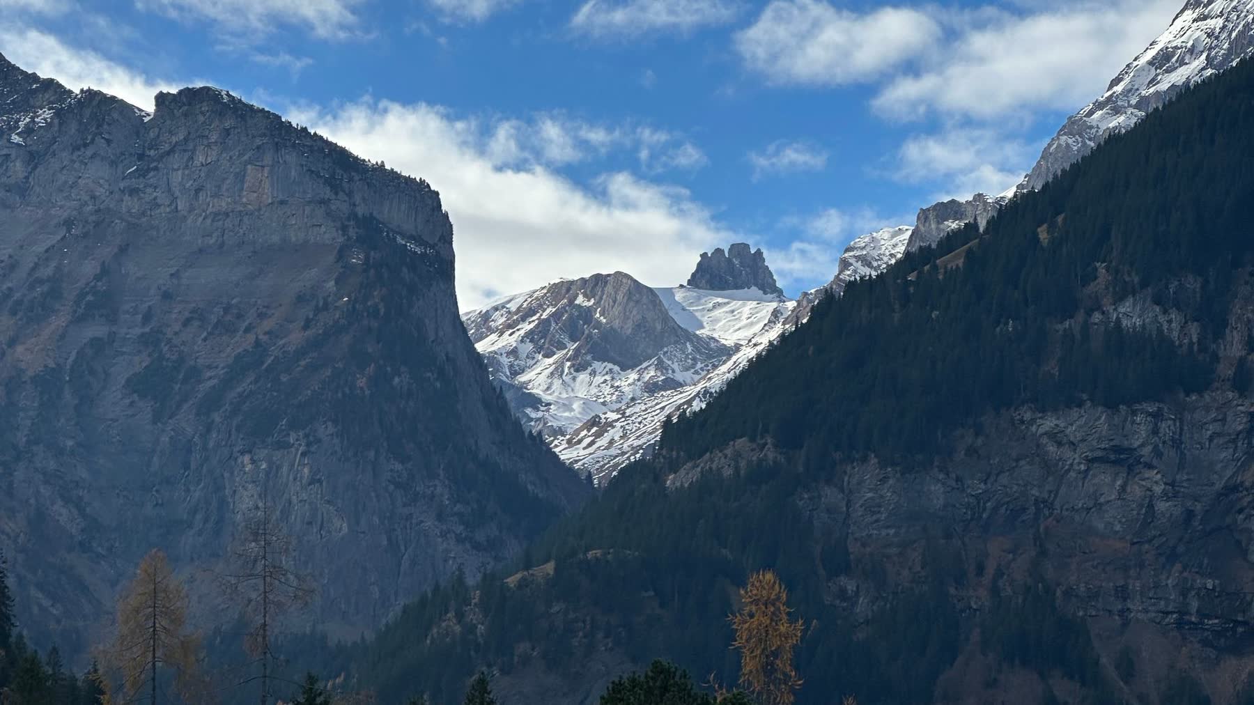 Blick auf die verschneiten Gipfel der Salzburger Alpen