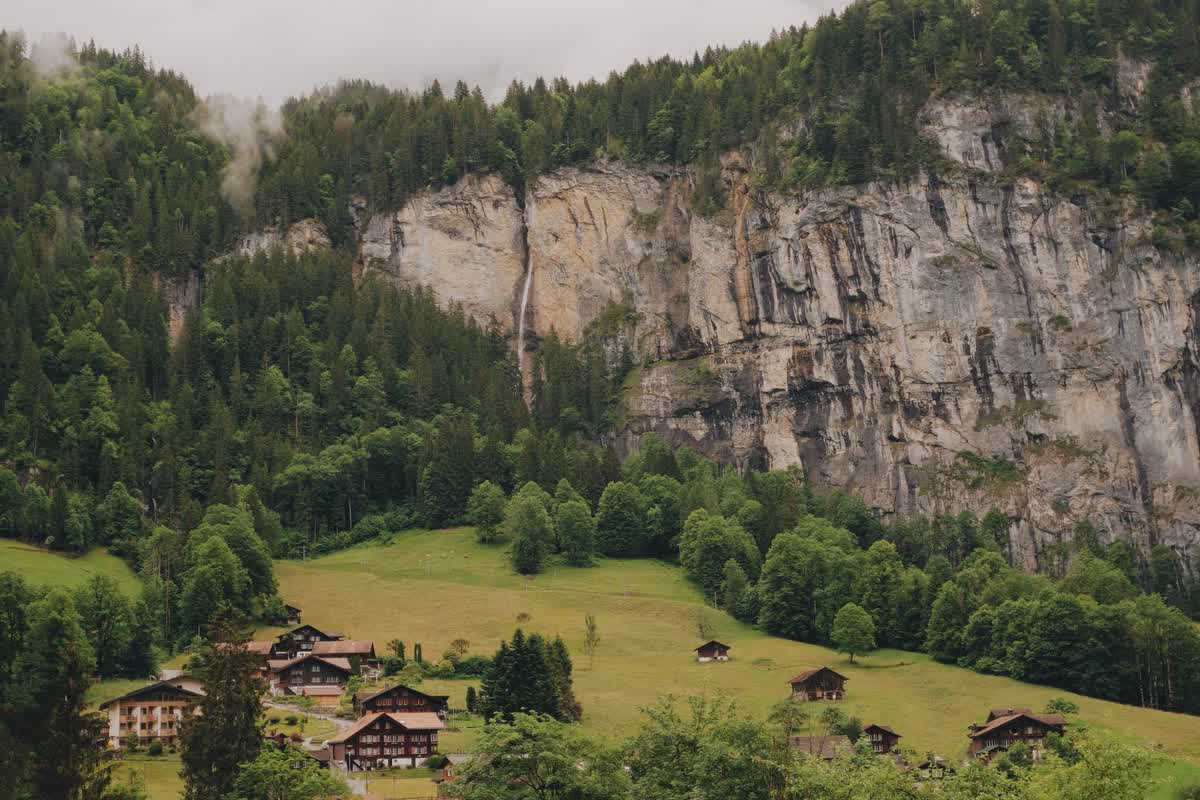 Ortsansicht im Salzachtal mit Bergen im Hintergrund