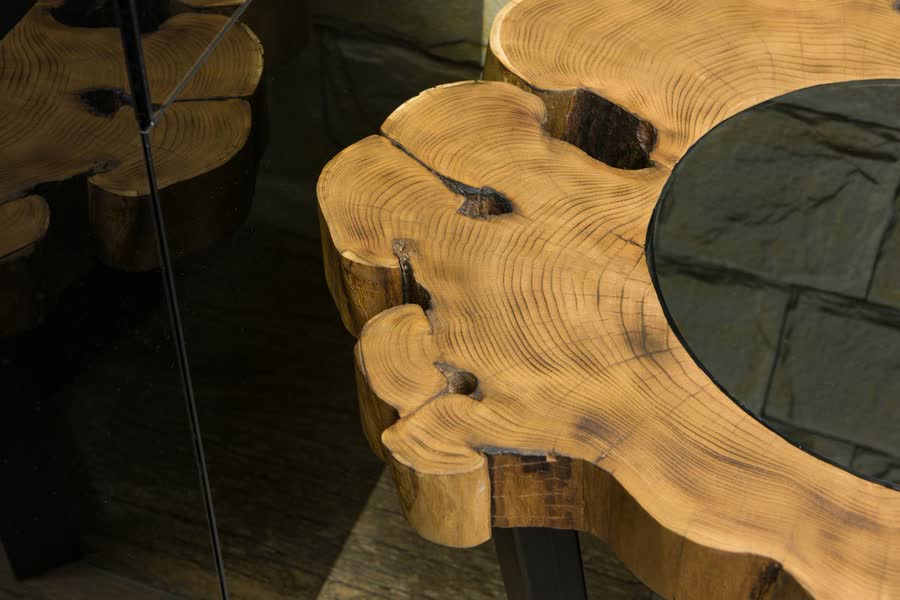 Tisch mit Baumkante und eingelegter Steinplatte