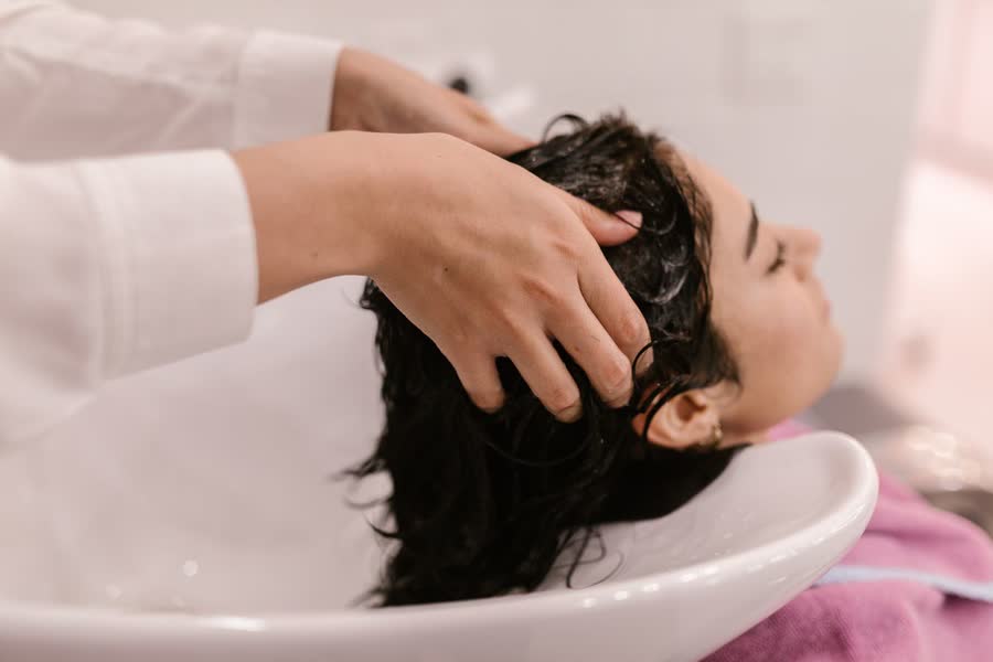 Kopfmassage beim Haarewaschen